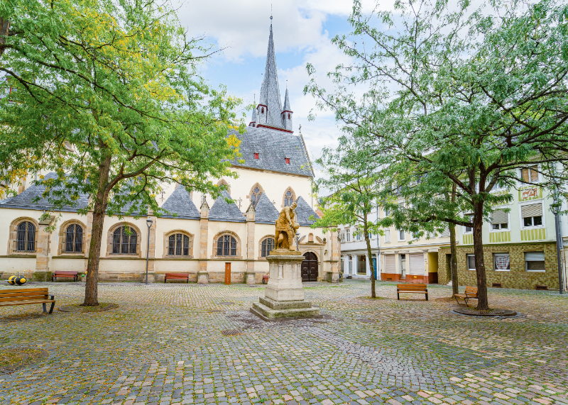 Historischer Kirchplatz mit Denkmal in der Umgebung von Simmertal